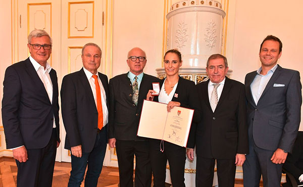 Silbernes Ehrenzeichen der Stadt Salzburg für Alisa