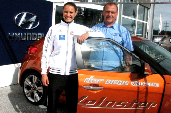 Alisa Buchinger fährt auf Autohaus F. Schweiberer ab